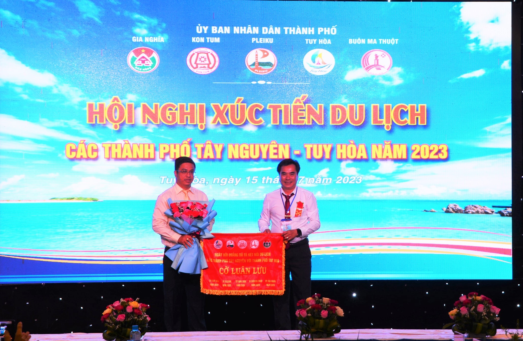 trao cờ luân lưu cho đvi đăng cai 2024
